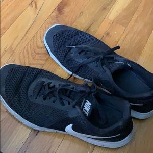 BLACK NIKE FLEX EXPERIENCE RN 6 RUNNING SNEAKERS